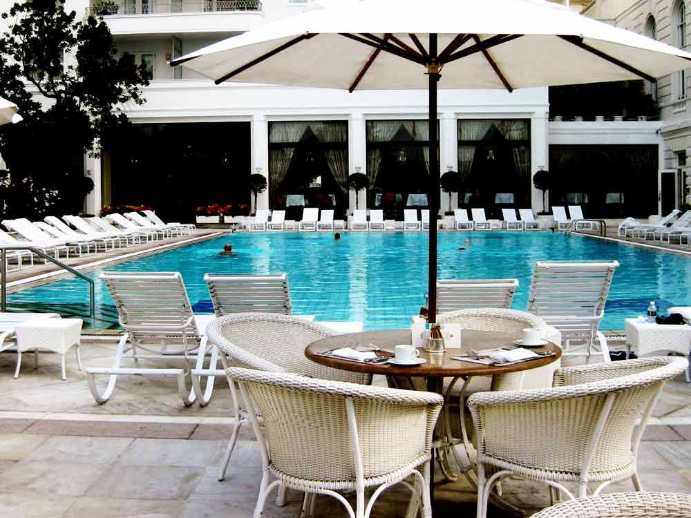 Copacabana Palace: Have a drink at the luxury swimming pool of this legendary hotel