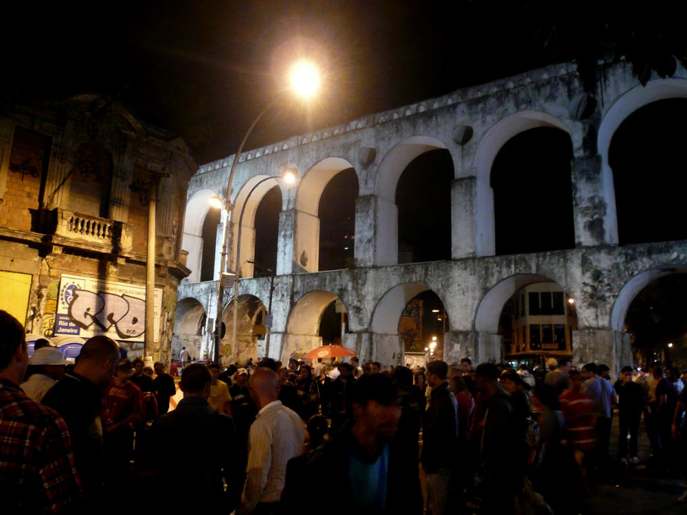 Lapa at night: Spend a wild night watching samba and drinking caipirinha